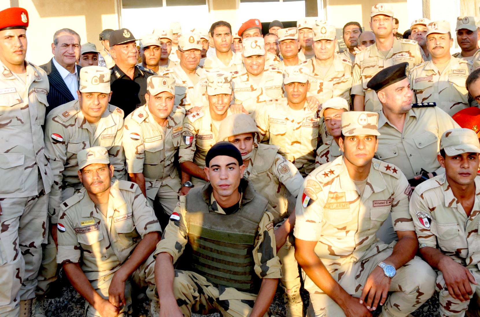 صدقى صبحى يتفقد عناصر القوات المسلحة والشرطة بسيناء 1 12094983_733042666826718_9182112831175142209_o
