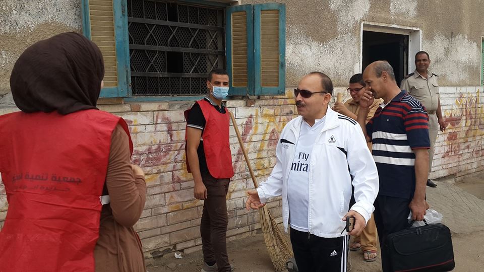 بالصور..شباب مبادرة «نقدر» يقود حملة لرفع القمامة من شوارع أبوكبير 2 12143093_1103120393046360_3118029315477760474_n