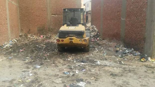 حملة لرفع القمامة من حي النادي ببلبيس 3 حملة لرفع القمامة ببلبيس بناء على تعليمات المحافظ (3)