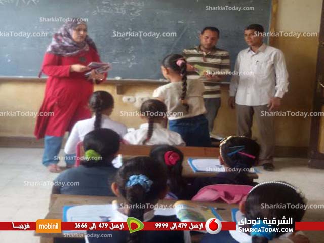 بالصور.. رئيس الوحدة المحلية بدبيج فى ديرب نجم يقوم بجولة تفقدية لاحدي المدارس 1 ىنم