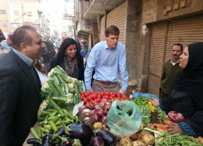 السفير البريطانى بالقاهرة يعزم طاقم السفارة على عربية فول  (2)
