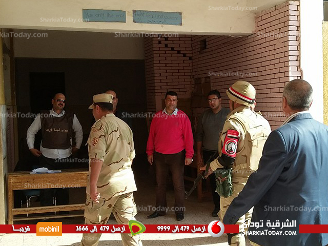 رئيس مجلس مدينة صان الحجر وقائد قوات الجيش بالحسينية يتفقدان مقار اللجان الانتخابية (2)