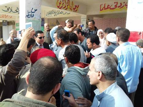 أبرز 3 مشاهد بانتخابات نواب الشرقية..وفاة مخبر ..و ناخب يبطل صوته بـ70 جنيه ..و توقف التصويت فى 4 لجان 4 محافظ الشرقية يتدخل لإنهاء مشكلة لجان قرية الزوامل ببلبيس (3)