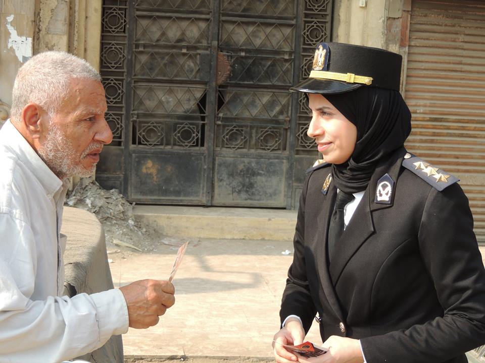 بالصور ..ضباط مديرية أمن الشرقية يمنحون المواطنين مدونات لحثهم على المشاركة فى الانتخابات البرلمانية 4 12241386_778389628955061_6586792831344077123_n