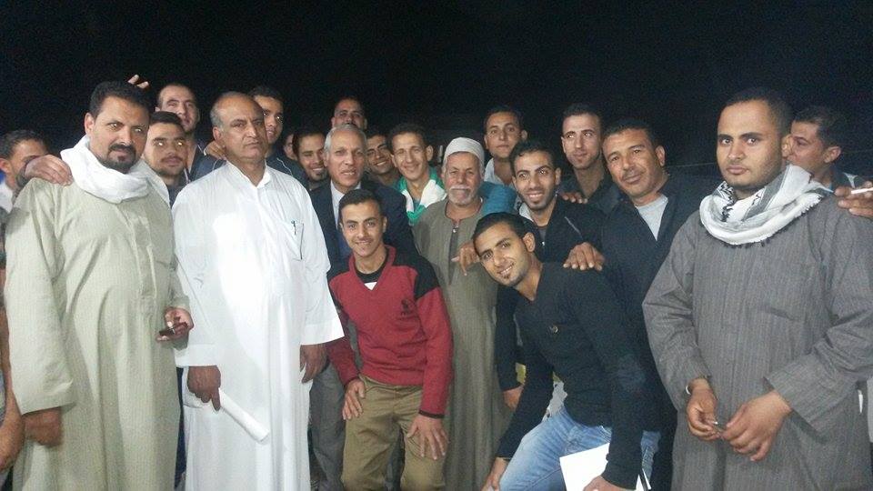 المرشح علاء أبو زيد يسلم الكأس للاعبي فريق كفر صقر 12 12243903 945148588898126 379248044 n