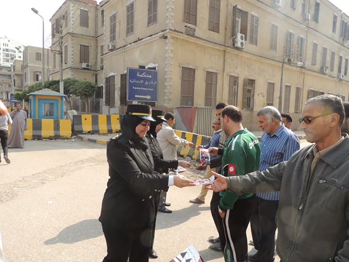 بالصور ..ضباط مديرية أمن الشرقية يمنحون المواطنين مدونات لحثهم على المشاركة فى الانتخابات البرلمانية 1 12274568_778389692288388_1391762452296751278_n