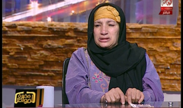 بالفيديو.. «عجوز» تنهار على الهواء: ابني وزوجي ضربوني وشتموني 1 171