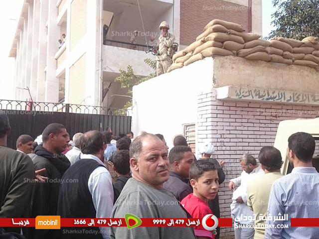 اغلاق لجان إنتخابية بقرية الزوامل ببلبيس بعد رفض القضاة دخول اللجان 2 اغلاق لجان الانتخابية بقرية الزوامل ببلبيس لمدة 3 ساعات (1)