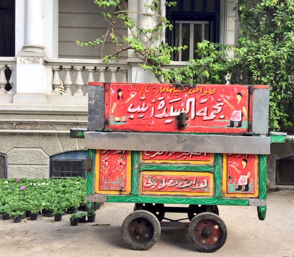 السفير البريطانى بالقاهرة يعزم طاقم السفارة على عربية فول 3