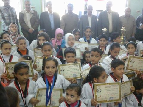 تكريم لاعبي فريق التايكوندو بديرب نجم 1 رئيس مدينة منيا القمح يحضر حفل تكريم لاعبي فريق التايكوندو بديرب نجم (2)