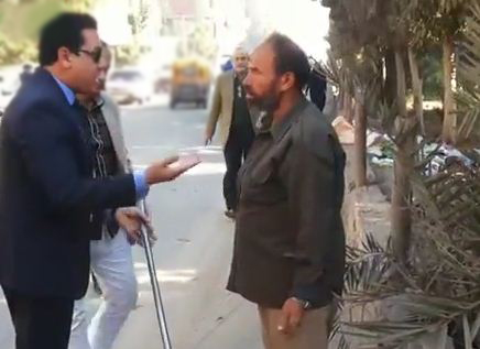 محافظ الشرقية يعنف عمال النظافة بطريق هرية الجديد بمدينة الزقازيق 26 محافظ الشرقية يعنف عمال النظافة بطريق هرية الجديد بمدينة الزقازيق 4