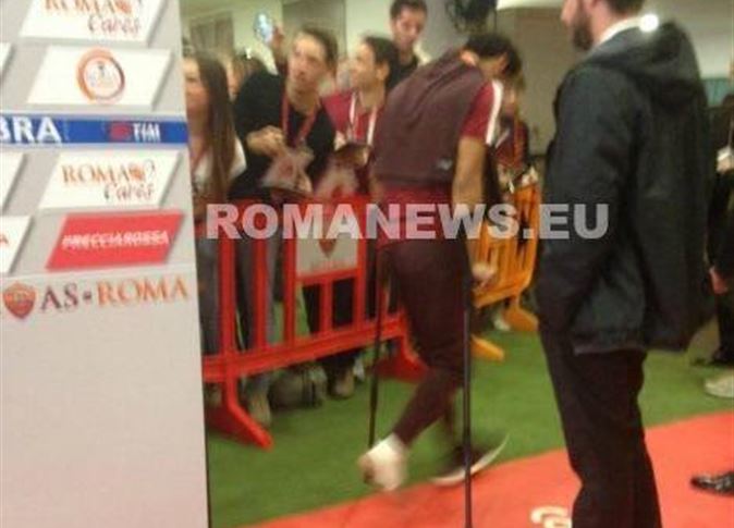 محمد صلاح يخرج من الأوليمبيكو على عكازين