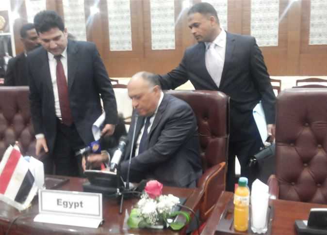 سامح شكري يلقي بميكروفون قناة الجزيرة
