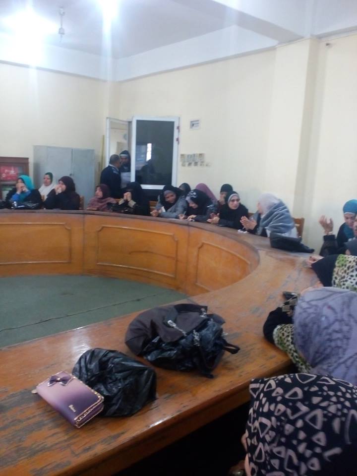 بالصور..ندوة لتوعية المرأة للمشاركة فى الانتخابات المحلية المقبلة بمنيا القمح 4 994738_405522502951345_1375957489094424407_n