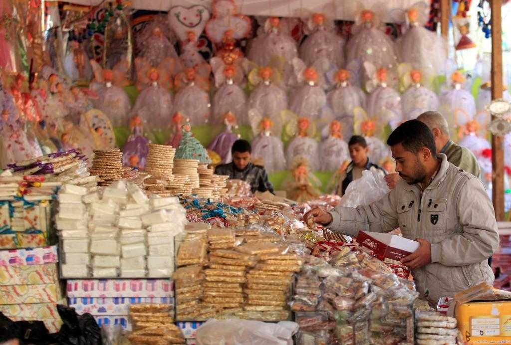ظاهرة تتكرر كل 32 عامًا..الاحتفال بالمولد النبوي مرتين في 2015 1 People buy traditional sweets for children to celebrate the birthday of prophet Muhammad, also known as "mawlid al nabi", which will fall next week, in a makeshift tent in Cairo, December 30, 2014. REUTERS /Mohamed Abd El Ghany (EGYPT - Tags: RELIGION SOCIETY)