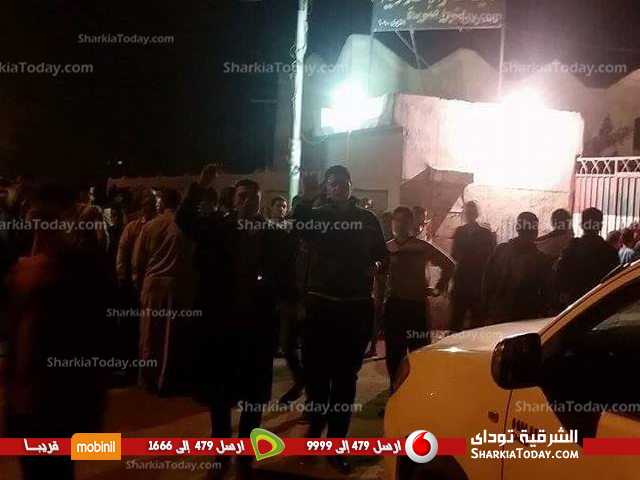 إزدحام الناخبين داخل اللجان فى دائرة ديرب نجم بعد الموعد المقرر 3 إزدحام ناخبين داخل اللجان فى دائرة ديرب نجم بعد الموعد المقرر (3)