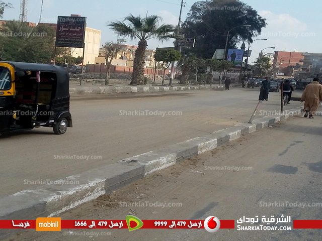بالصور .. الحواجز الخرسانية بمدخل مدينة أبوحماد تُثير غضب المواطنين 3 الحواجز 2