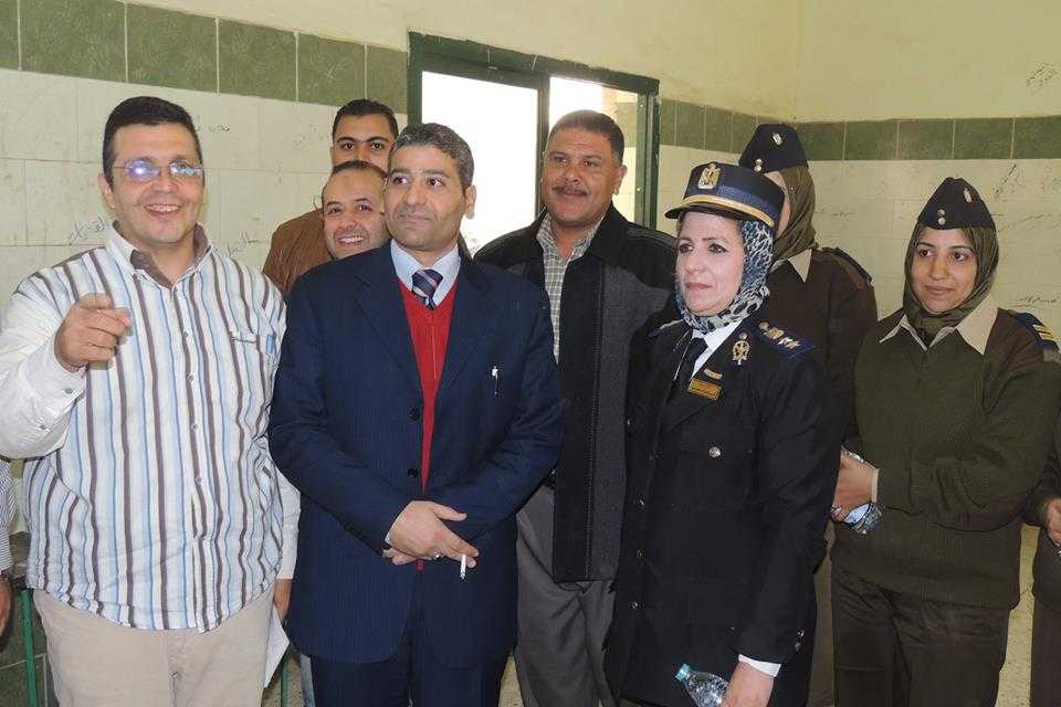 الشرطة النسائية بالشرقية توزع مياه و شكولاتة علي الناخبين 4 الشرطة النسائية بالشرقية توزع مياه و شكولاتة علي الناخبين (1)