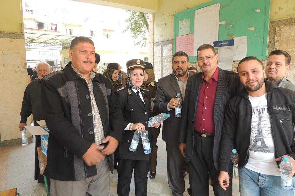 الشرطة النسائية بالشرقية توزع مياه و شكولاتة علي الناخبين 2 الشرطة النسائية بالشرقية توزع مياه و شكولاتة علي الناخبين (3)