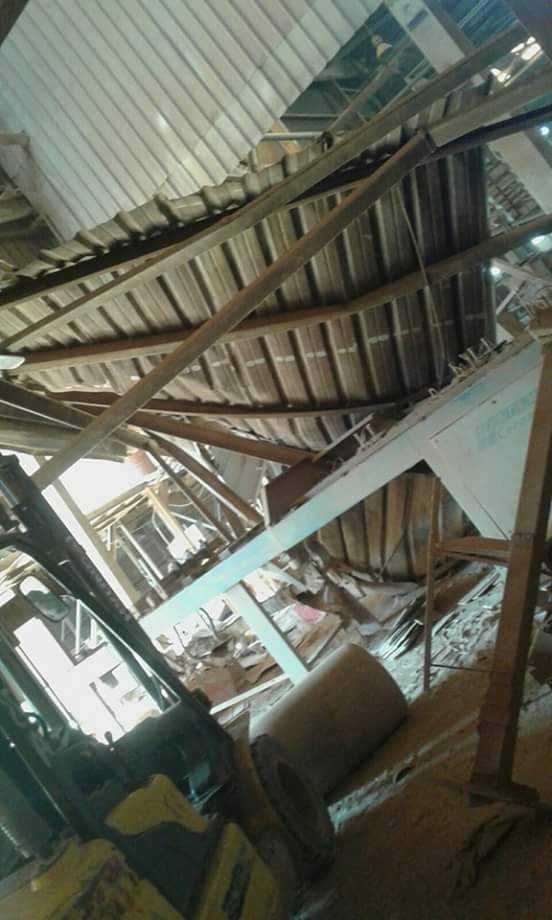 انهيار سقف على عمال بمصنع سيراميك بالعاشر (3)
