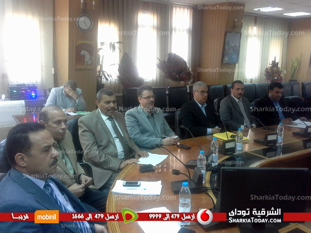 بالصور..نائب محافظ الشرقية يلتقي المواطنين لبحث شكواهم 4 شكوي 5