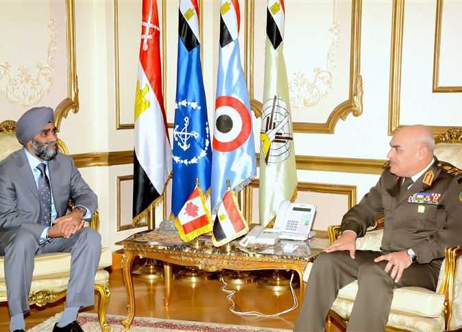 وزير الدفاع يلتقي نظيره الكندي لبحث جهود القضاء على الإرهاب