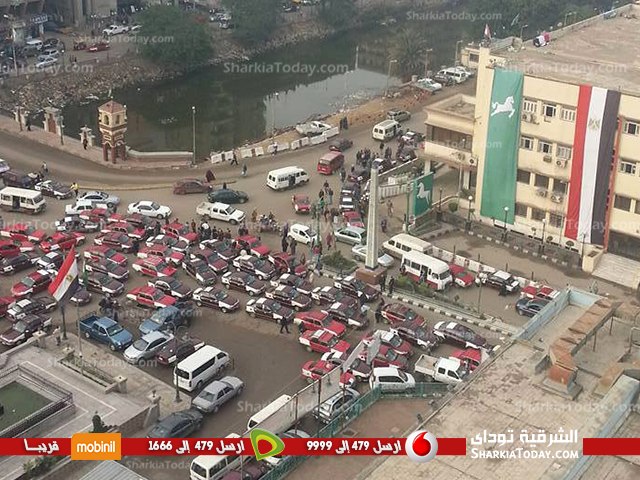 وقفة لسائقى التاكسى بالشرقية أمام الديوان العام 1 وقفة لسائقى التاكسى بالشرقية أمام الديوان العام