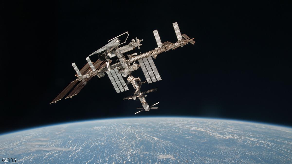 قرية على القمر بدلا من محطة الفضاء الدولية 1 IN SPACE - MAY 23: In this handout image provided by the European Space Agency (ESA) and NASA, the International Space Station and the docked space shuttle Endeavour orbit Earth during Endeavour's final sortie on May 23, 2011 in Space. Italian astronaut Paolo Nespoli captured the first-ever images of an orbiter docked to the International Space Station from the viewpoint of a departing vessel as he returned to Earth in a Soyuz capsule. (Photo by Paolo Nespoli - ESA/NASA via Getty Images)