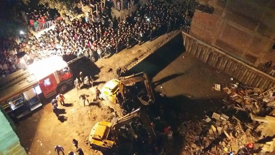 بالفيديو.. ساكن بعقار منيا القمح : «وقفوا الحفر البيت بيتهز».. والمهندس للعمال: «اشتغلوا سيبكم منه» 1 12509881_10153288305261752_8835353917869344980_n