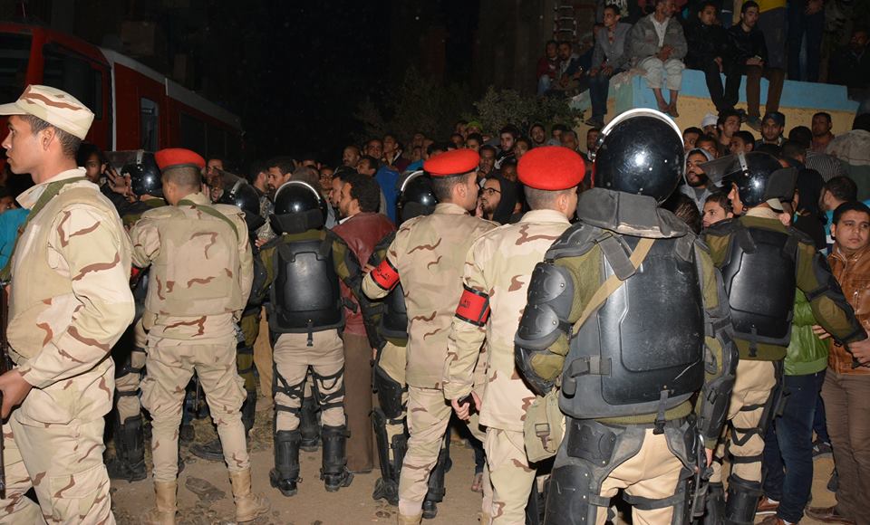 القوات المسلحة تدفع بأطقم إنقاذ لرفع أنقاض العقار المنهار بمنيا القمج 1 12540712_765533486910969_6876049265160234312_n