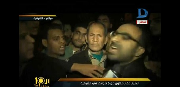 بالفيديو..لحظة طرد فريق العاشرة مساء من موقع عقار منيا القمح 1 bnm,k