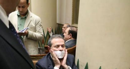 بالصور..توفيق عكاشة يكمم فمه بلاصق مكتوب عليه «ممنوع من الكلام بأمر الحكومة» 2 ghjk