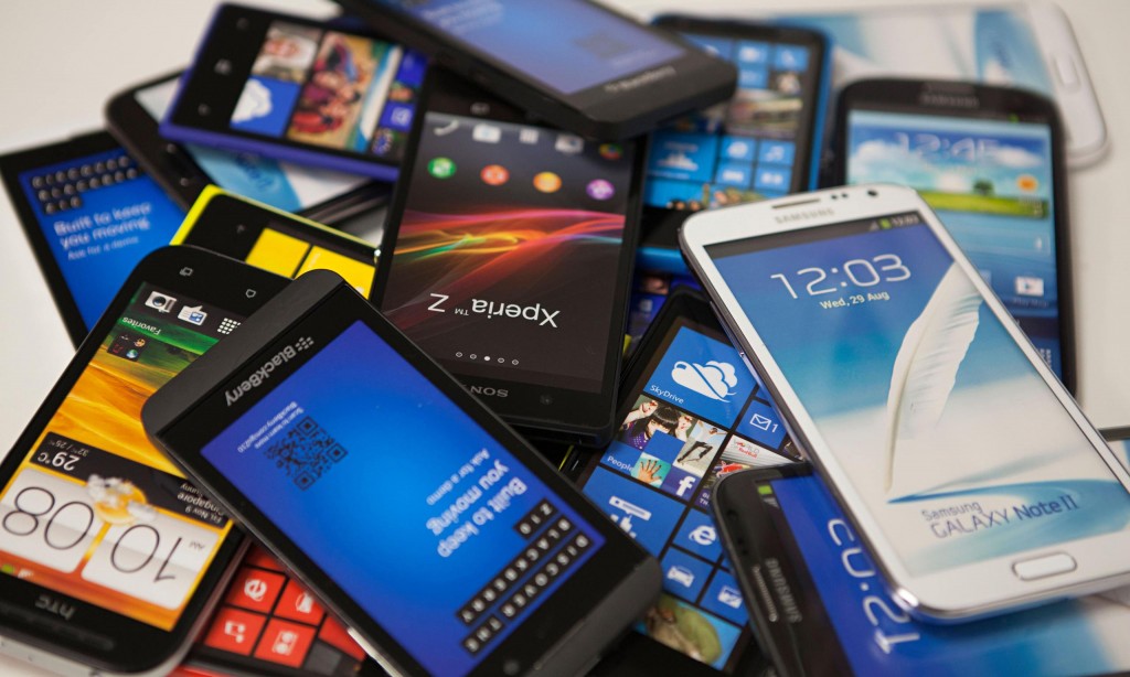 22 تطبيق علي الأندرويد سيغير حياتك للأفضل 1 Pile of smart phones