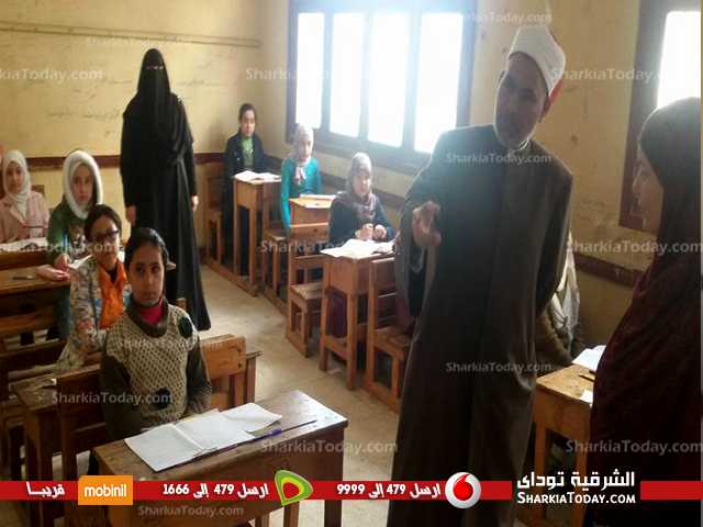 بالصور.. رئيس المنطقة الأزهرية بالشرقية يتفقد لجان الإمتحانات 2 الأزهر 4