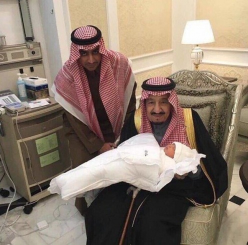 الملك سلمان يحتفل بحفيد ولي العهد الأمير محمد بن نايف