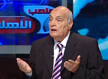 نقل المعلق الرياضي محمود بكر للعناية المركزة