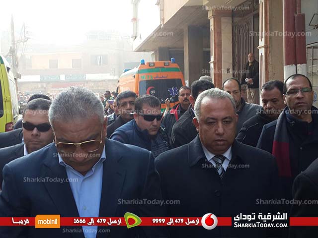 وزير التنمية المحلية : تقديم كل من تورط فى انهيار عقار منيا القمح إلى النيابة العامة 2 وصول وزير التنمية المحلية لموقع انهيار عقار منيا القمح (3)