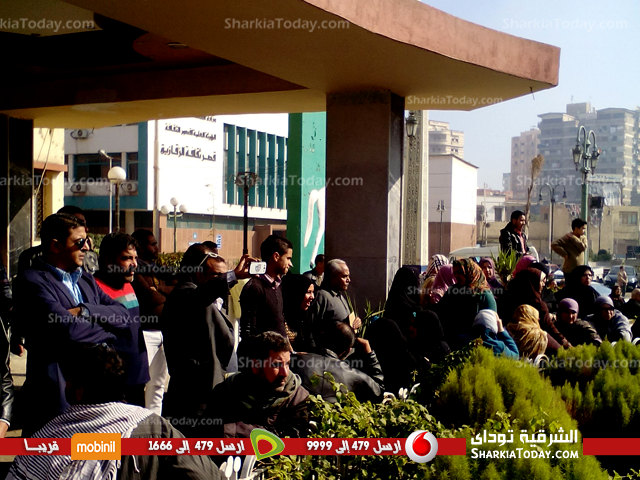 بالصور..وقفة إحتجاجية لحاجزي الوحدات السكنية أمام الديوان العام اعتراضاً على تأجيل القرعة 5 وقفة 8