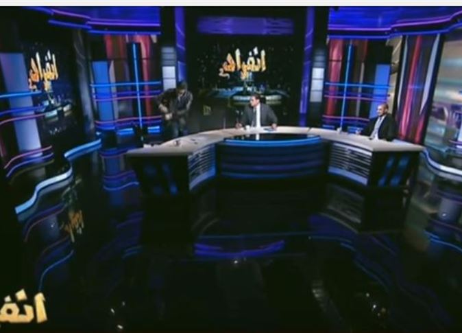 حساسين يطرد شخصا يدعى الألوهية على الهواء