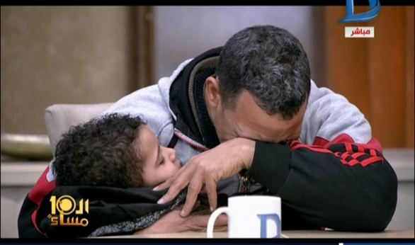 بالفيديو.. والد الطفل المحكوم عليه بـ «المؤبد» يدخل في نوبة بكاء على الهواء 1 408
