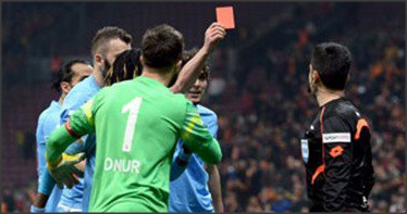 ايقاف لاعب بسبب إشهاره البطاقة الحمراء في وجه الحكم بالدوري التركي 1 Snap 2016-02-26 at 00.39.41