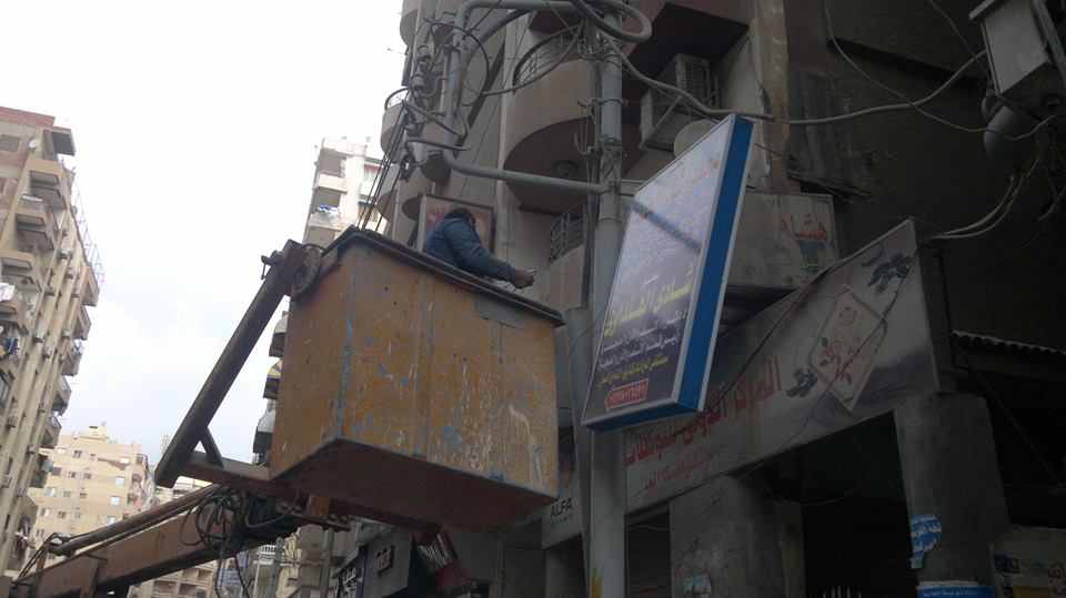 حملة لإزالة الإعلانات المخالفة بشوارع حي ثان الزقازيق (1)