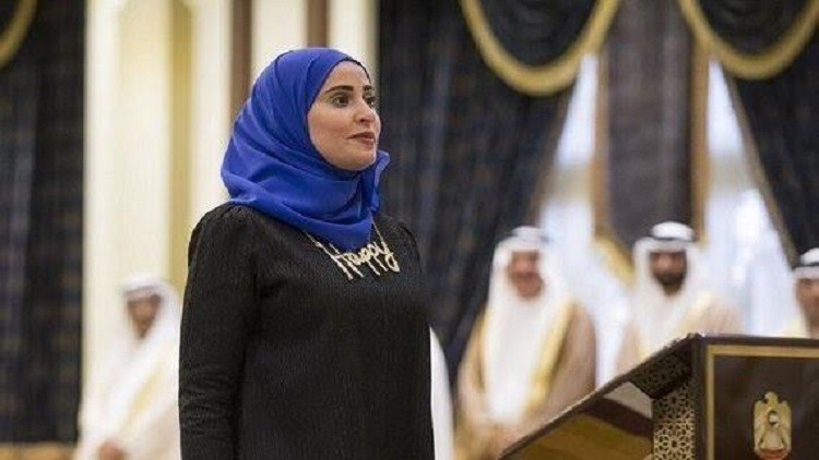 وزيرة السعادة الإماراتية تبدأ مهامها بقلادة «Happy» 19 وزيرة السعادة الإماراتية تبدأ مهامها بقلادة «Happy»