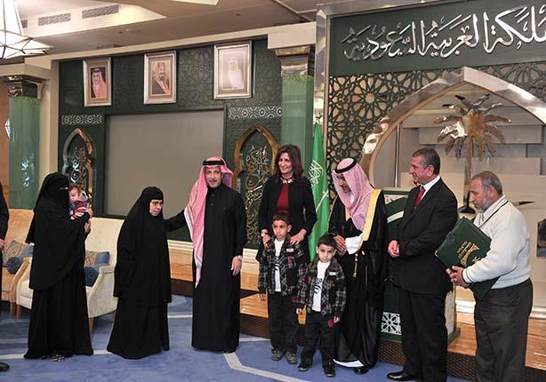 بالصور..السعودية تسلم أسرة شهيد مصري شيك بمليون ريال و وسام الملك عبد العزيز 3 السعودية تسلم أسرة شهيد مصري شيك بمليون ريال و وسام الملك عبد العزيز (1)