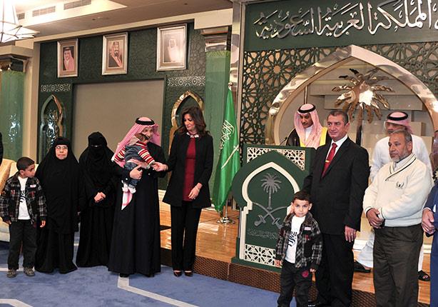 بالصور..السعودية تسلم أسرة شهيد مصري شيك بمليون ريال و وسام الملك عبد العزيز 2 السعودية تسلم أسرة شهيد مصري شيك بمليون ريال و وسام الملك عبد العزيز (3)