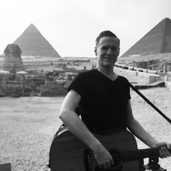 راين آدامز يشكو تشويه جيتاره الأثرى المختوم في مطار القاهرة (1)