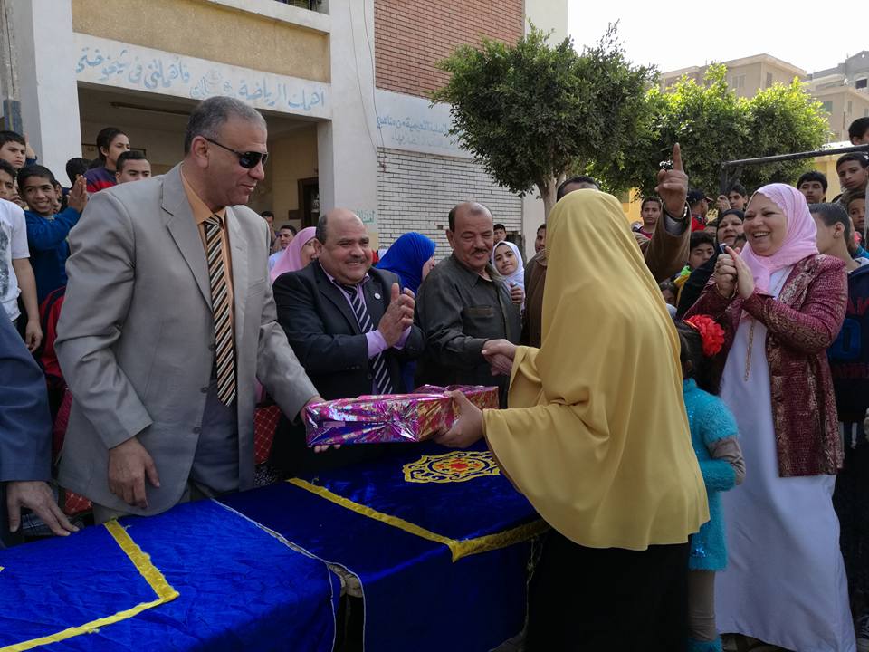 مدرسة «العصلوجي» الإعدادية بالزقازيق تحتفل بعيد الأم 1 10329132_500549866802727_8095716735193267700_n