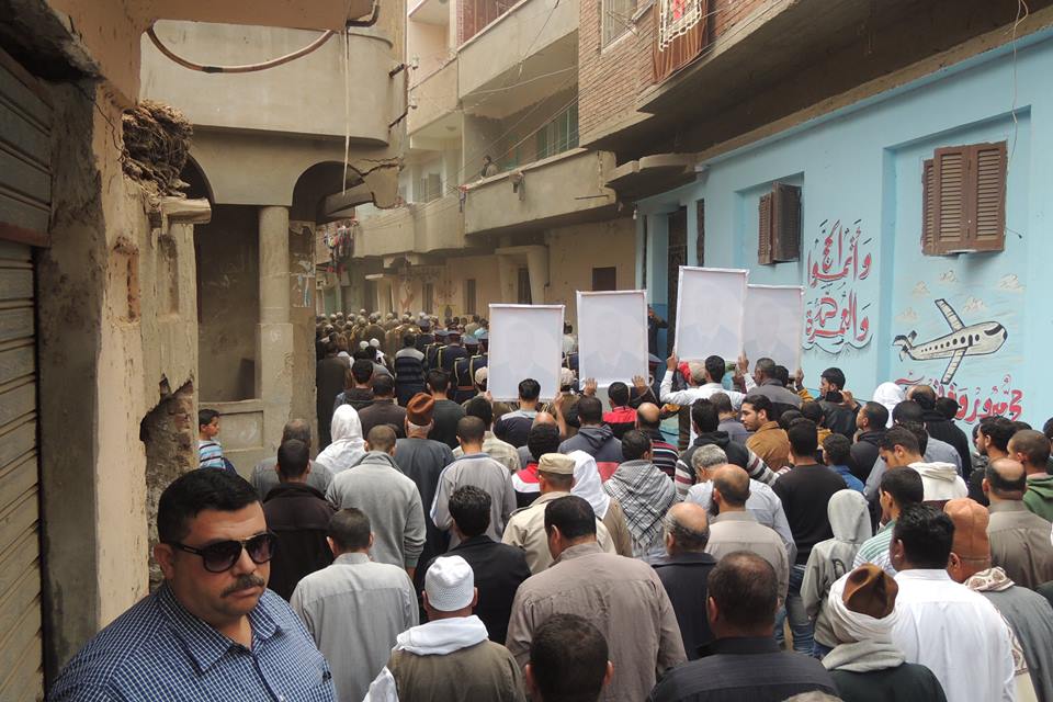 بالصور..أهالي قرية حفنة ببلبيس يشيعون جنازة المقدم طارق توفيق 3 12472457_845773812216642_1912922143305060993_n