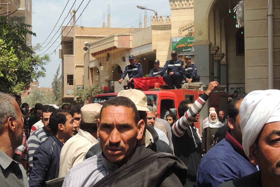 بالصور..أهالي قرية حفنة ببلبيس يشيعون جنازة المقدم طارق توفيق 4 12494778_845773155550041_8731709503216672164_n