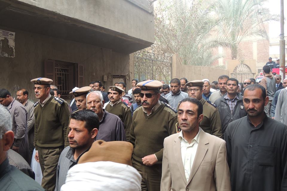بالصور..أهالي قرية حفنة ببلبيس يشيعون جنازة المقدم طارق توفيق 2 12523958_845773678883322_1795138328409685027_n